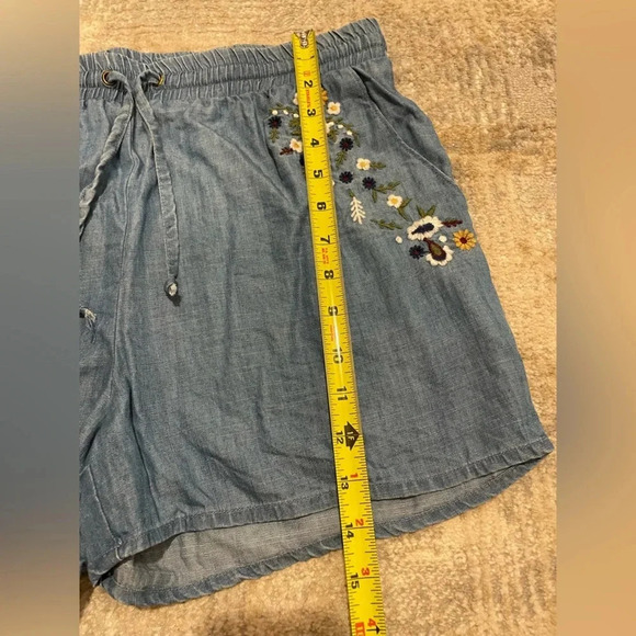 Francescas Blue Rain Shorts Floral Embroidered Pull On Elastic Waist Medium EUC - Picture 11 of 11